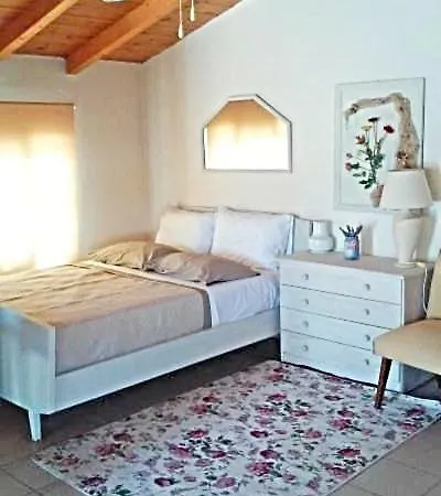 A Sweet English Home, Studio With Big Balcony Apartment Volos